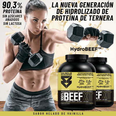Mulher a segurar halteres com frascos de suplemento proteico Muscle Shadow 100% BeefXT