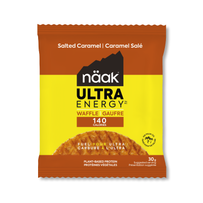 Embalagem amarela e castanha de snack waffle näak Ultra Energy sabor caramel salé