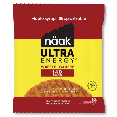 Pacote vermelho e amarelo de bolacha waffle naak ULTRA ENERGY com sabor maple syrup