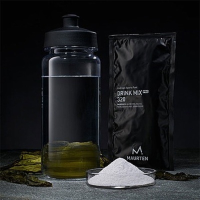 Frasco transparente com bebida, embalagem DRINK MIX 320 MAURTEN e pó branco em prato