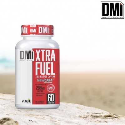 frasco de suplemento DMI Xtra Fuel com rótulo vermelho e branco sobre madeira clara ao ar livre