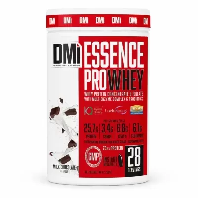 Pote branco de suplemento proteico DMi Essence Pro Whey com rótulo vermelho e branco, sabor chocolate de leite
