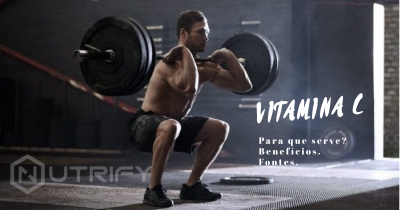 Homem a fazer agachamento com barra pesada no ginásio ao lado texto sobre Vitamina C.