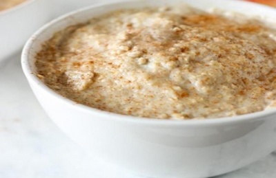 Tigela branca com mistura cremosa bege