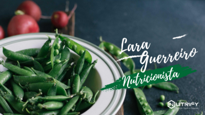 Taça branca com vagens de ervilhas verdes e maçãs vermelhas ao fundo com texto sobreposto