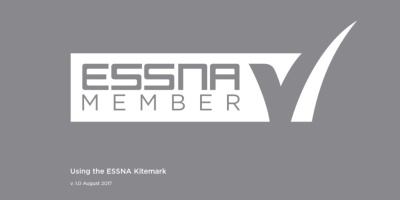 Logotipo ESSNA MEMBER com visto branco em fundo cinzento.