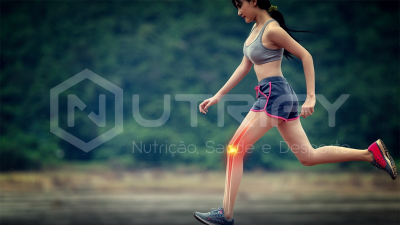 Mulher a correr com roupa desportiva cinza e azul ao ar livre