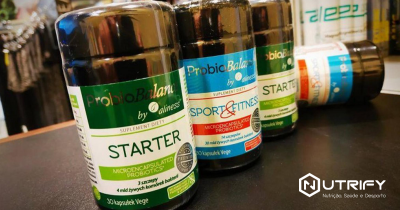 Frascos de suplementos ProbioBalance by alliness sobre mesa, produto STARTER em destaque