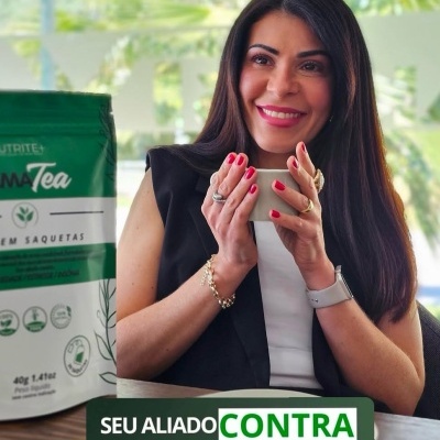 Mulher segurando chávena junto a embalagem de chá Nutritea MamaTea com texto promocional