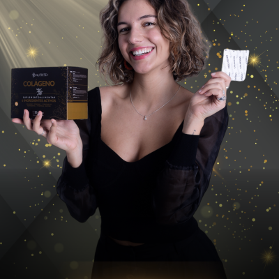 Mulher com caixa do suplemento COLÁGENO Nutrite e embalagem branca em fundo com luzes douradas