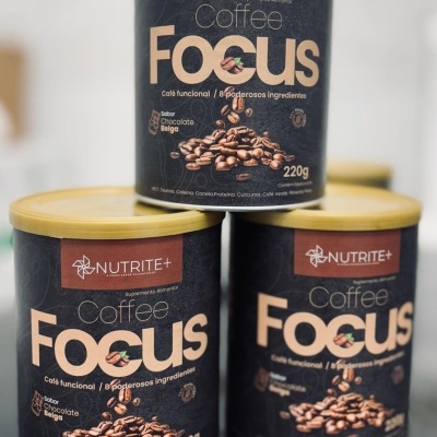 Três latas de suplemento alimentar Coffee Focus sabor chocolate beige com tampa amarela