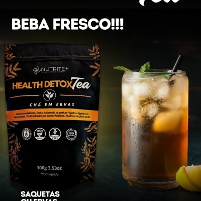 Pacote preto de Health Detox Tea e copo de bebida fria com limão e gelo
