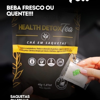 Embalagem preta de chá Health Detox Tea com texto em português e mão segurando saqueta de chá
