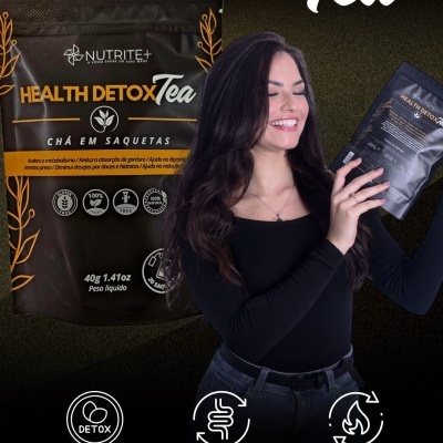 Pacote de chá Health Detox Tea da Nutrite+ com mulher segurando-o