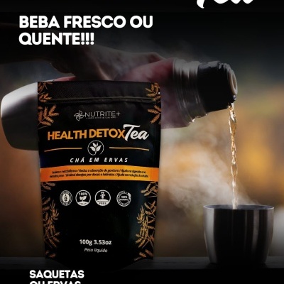 Embalagem preta de chá detox com texto amarelo e branco, chá a ser servido de um recipiente metálico em copo metálico na imagem