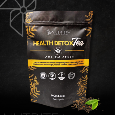 Embalagem preta de chá Health Detox Tea com detalhes dourados e folhas de chá secas ao lado