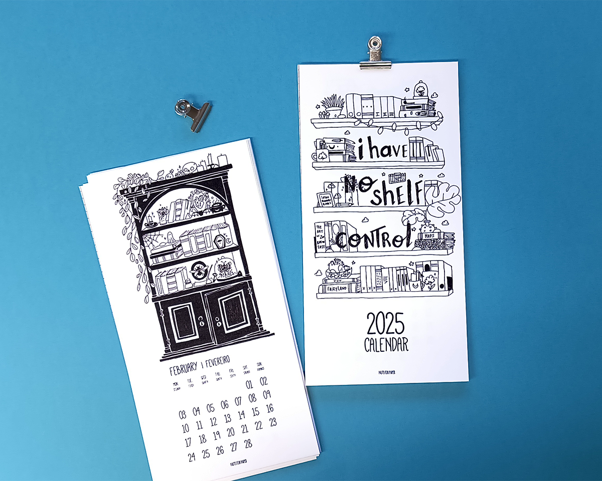 Calendário 2027 Dois calendários de parede com ilustrações a preto em papel branco, pendurados por prendedores metálicos sobre fundo azul claro.