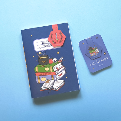 Caderno e marcador de papel com ilustrações sobre fundo azul