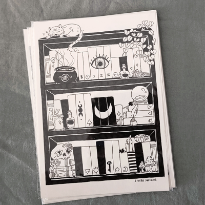Ilustração a preto e branco de estante de livros místicos com gato, velas e cristais