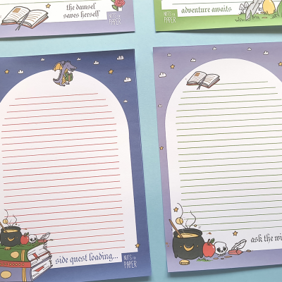 Dois blocos de papel para notas com decoração de bruxa e fantasia