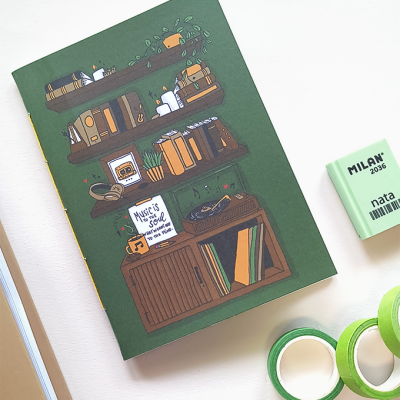 Caderno verde com ilustração de estantes, fita adesiva verde e borracha verde clara MILAN 2030
