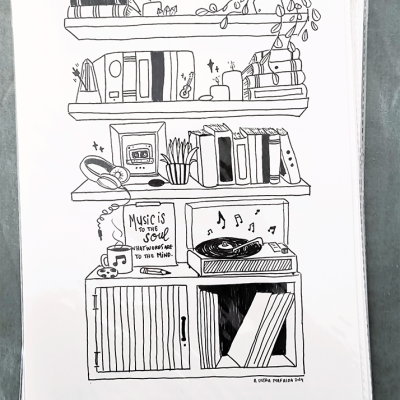 Desenho a preto e branco de prateleiras com livros, plantas, velas e gira-discos com texto sobre música.