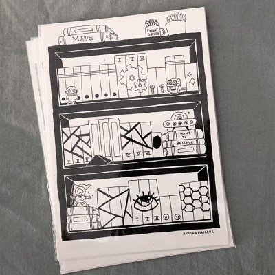Ilustração em papel de estante com livros e objetos decorativos em preto e branco