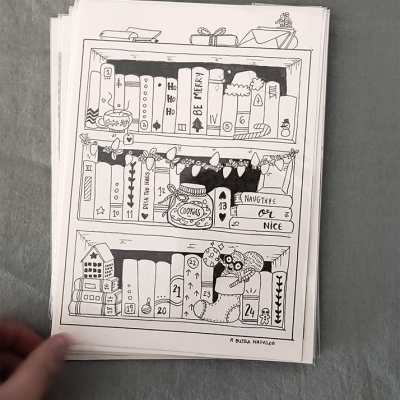 Ilustração de estantes de livros natalícia em preto e branco com números e objetos decorativos.