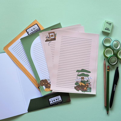 Papel timbrado decorativo com envelope, lápis, caneta e fitas adesivas verdes