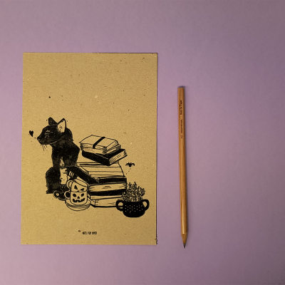 Cartão castanho com ilustração de gato, livros, caneca e chávena com planta, ao lado de lápis XS PENCIL 2B