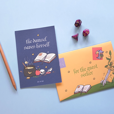 Conjunto de jogo de mesa com dados roxos, lápis, cartão lilás e envelope amarelo com ilustrações e texto