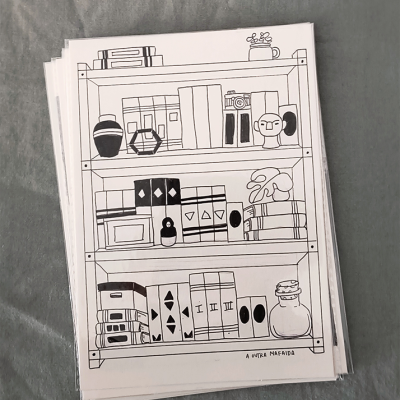Impressão a preto e branco com desenho de estante e objetos