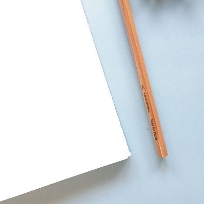 Lápis de madeira castanho claro com texto preto ao lado de folhas de papel brancas sobre fundo azul claro