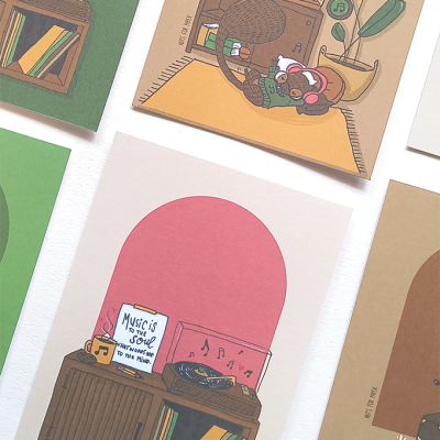 Ilustração de gira-discos e livro com texto motivacional numa parede rosa