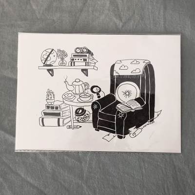 Desenho monocromático de interior com poltrona, mesa, livros e prateleira, assinado MARIANA RODA
