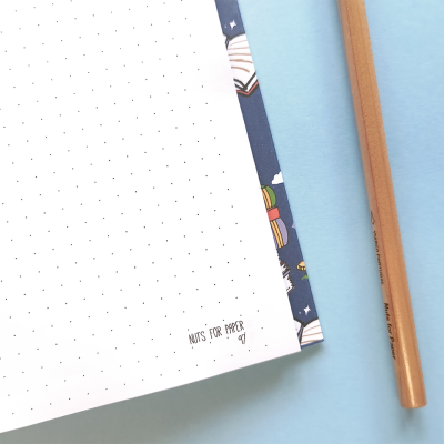 Bloco de papel pontilhado com texto 'NOTS FOR PAPER 47' e lápis de madeira ao lado