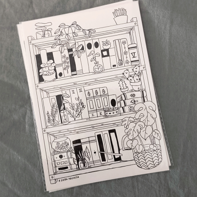 Folheto com ilustração em preto e branco de estante com livros e plantas