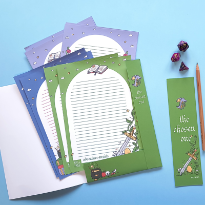 Folhas de papel de carta coloridas e marcador de página com lápis em fundo azul