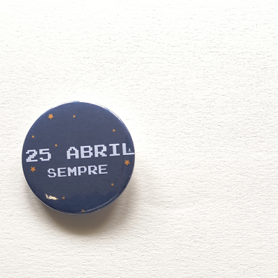 Botão azul escuro com texto branco e estrelas amarelas