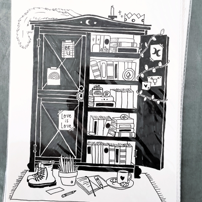 Desenho em preto e branco de um armário aberto mostrando livros e decorações