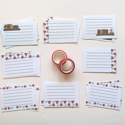 Cartões de anotações com padrões de amoras, fita adesiva vermelha e caneta preta