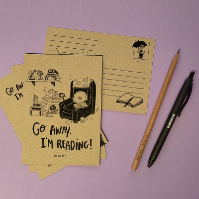 Postais de papel kraft com ilustração e texto, lápis e caneta sobre fundo rosa