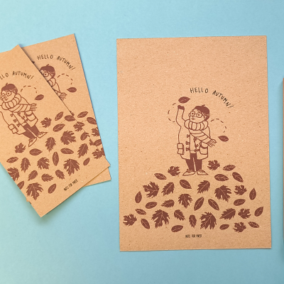 cartões de papel castanho claro com ilustração de pessoa e folhas, texto HELLO AUTUMN, e lápis castanho
