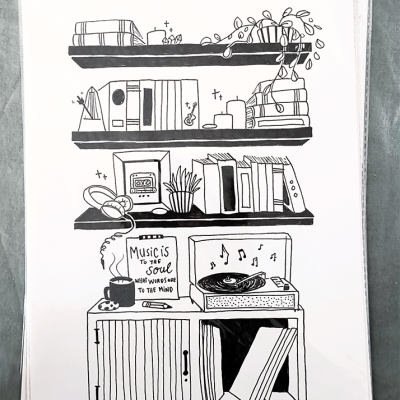 Desenho a tinta preta em papel branco representando estantes com livros e objetos variados.