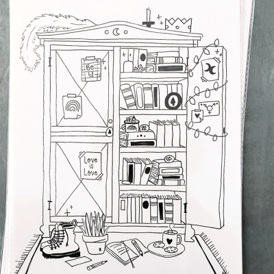 Desenho a preto e branco de estante com livros e objetos decorativos