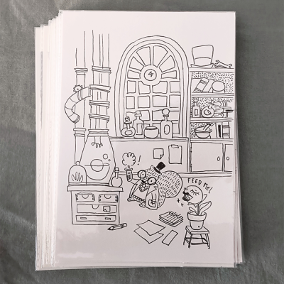 Cartões ilustrados a preto e branco com desenho de rato num laboratório e planta com texto FEED ME