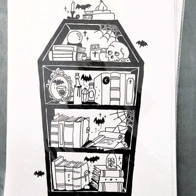 Desenho em papel com estante em forma de caixão e objectos assustadores desenhados