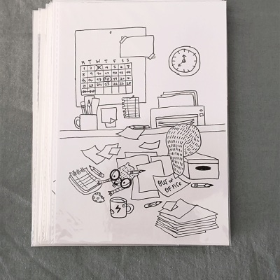 Desenho em preto e branco de um escritório desorganizado