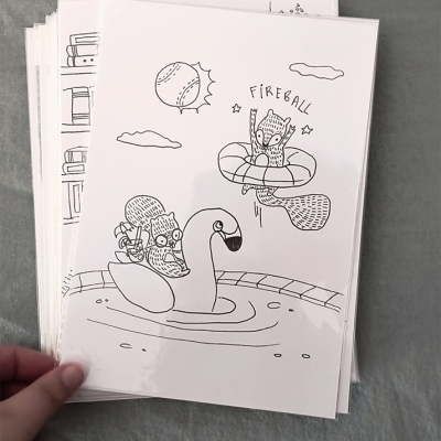 Cartões ilustrados com desenhos a tinta preta de esquilos e bóia em forma de cisne