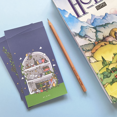 Marcadores de livros ilustrados, lápis de madeira e livro com capa colorida